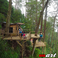 Foto Omah Kayu Batu Malang dengan pengunjung yang sedang berada di atasnya.