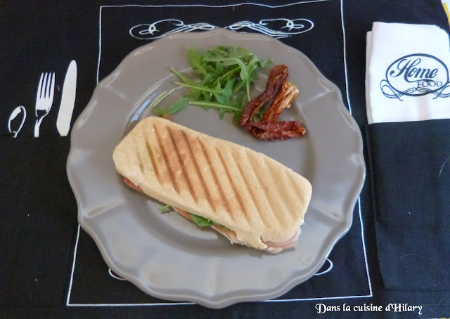 Panini pesto, jambon cru, tomates, mozza et roquette