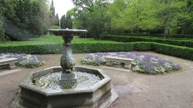 Fuente en el parque del Capricho. Madrid.