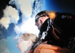 Cara skydiving