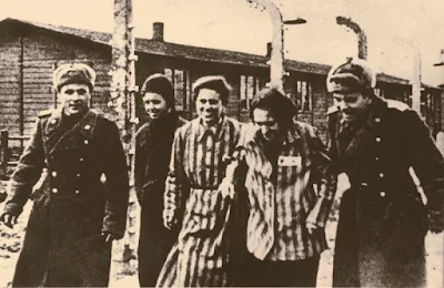 Πηγή: Σοβιετικοί στρατιώτες απελευθερώνουν κρατούμενες από το στρατόπεδο του Άουσβιτς. Μέλη της γιουγκοσλαβικής οικογένειας Mandić (Oleg, 11 ετών τότε, η μητέρα του, Nevenka, και η γιαγιά Olga) με Σοβιετικούς στρατιώτες στο Άουσβιτς, έπειτα από την απελευθέρωση του στρατοπέδου συγκέντρωσης 27 Ιανουαρίου 1945.
