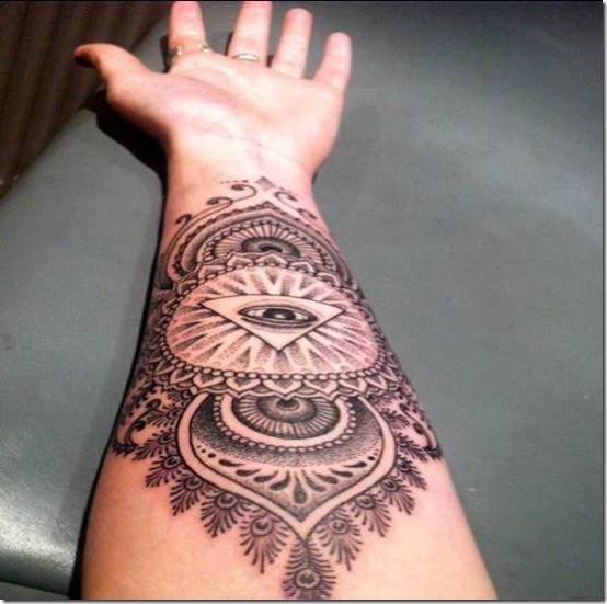 unique_mandala_tatouage_sur_la_main