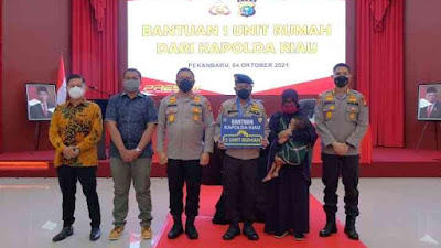 Jelang Masa Pensiun, Personel Brimob Menangis Dapat Rumah dari Kapolda Riau