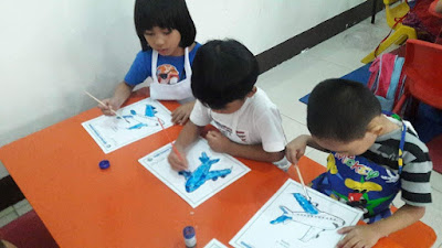 kids-airplane-painting