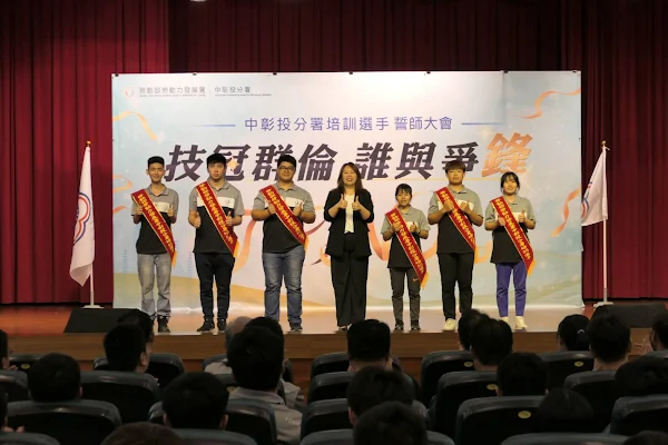 ▲中彰投分署劉秀貞分署長與參賽選手共同比出讚的手勢，象徵技冠群倫，誰與爭鋒。（中彰投分署提供）