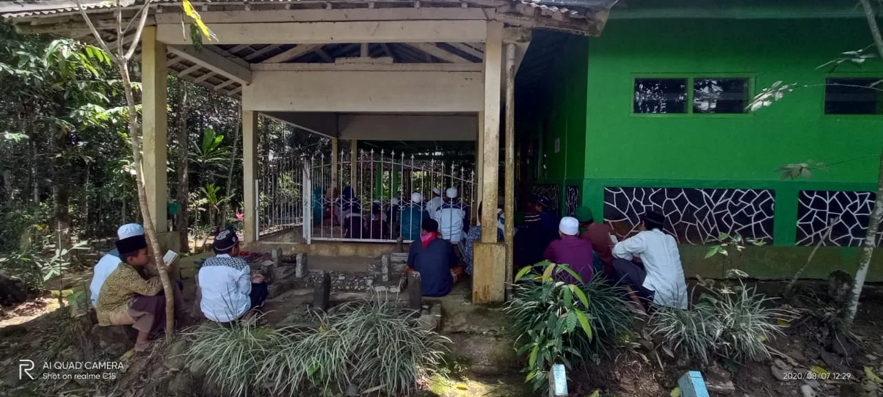 Kegiatan Ziarah Makam KH. Abdus Syakur (Pendiri Pondok Pesantren AL-HUDA Wonosobo)