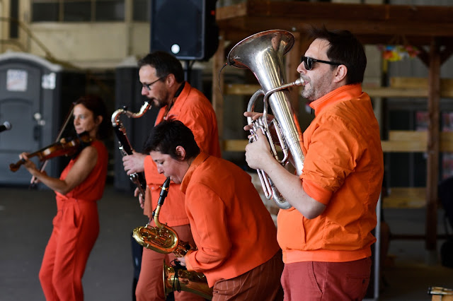 l'achéophone  collectif l'arbre canapas > musiques   Hélène Péronnet (voix, violon), Guillaume Grenard (tuba), Sylvain Nallet(saxophone soprano, clarinette basse), Thibaut Martin (batterie, percussions) et Stéphanie Aurières (saxophone baryton)   > chorégraphie Xavier Gresse   > scénographie et costume Kristelle Paré   > sonorisation Alexandre Georges   > lumières et régie générale Benjamin Padernoz   > régie son Christophe Thonon