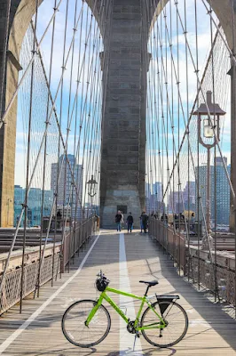 carbon road bike rental in New York Brooklyn Bridge