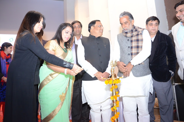 Mahima Chaudhary, Sonal GOyal and KIshan Pal Gujjar inaugrating the Kavi Sammelan 