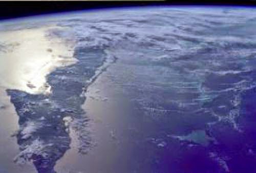 City Sized Ufo Hovers Outside Earths Atmosphere In Nasa Photo