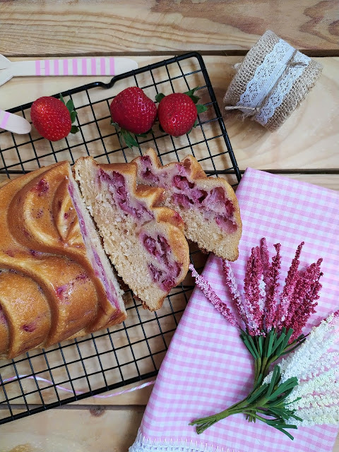 Receta de bizcocho de leche condensada con fresas y coco. Ideal para desayunos y meriendas.  Bizcocho fácil, La lechera, tierno, jugoso, esponjoso, de temporada, rico. Cuca