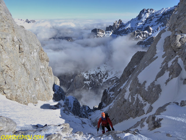 fernando calvo guia de alta montaña uiagm , escaladas y alpinismo Friero naranjo de bulnes