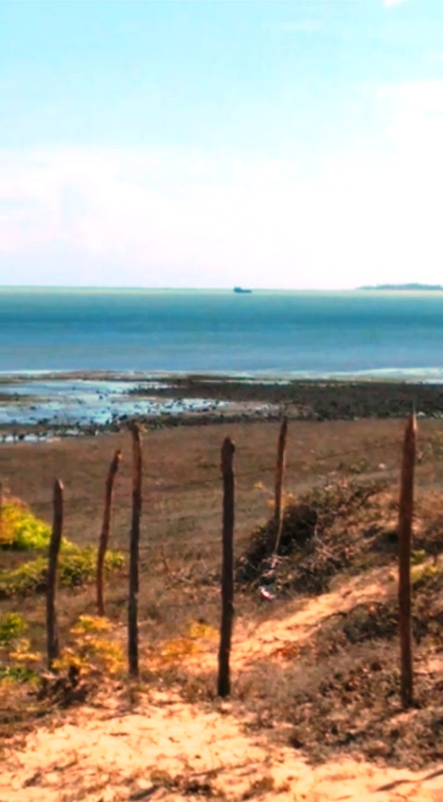 Embarcação encalha em praia do litoral do Piauí