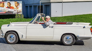 Ein Fahrer verlässt in seinem Oldtimer Triumph Herald 1200 Cabriolet den Denner-Parkplatz in Frauenfeld.