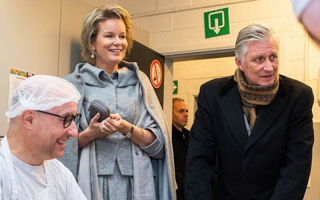 Queen Mathilde wore a grey wool coat and dress skirt by Natan, Armani, Carolina Herrera. Monnikenheide-Spectrum in Zoersel