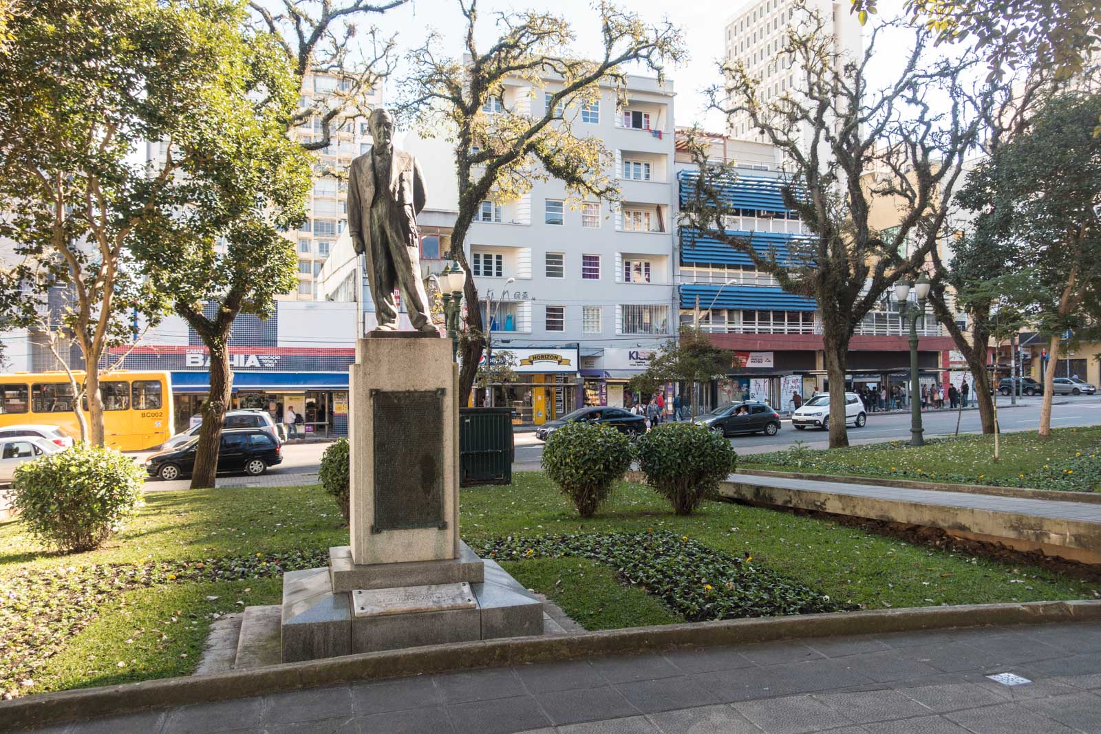 Fotografando Curitiba: A estátua de Getúlio Vargas na 