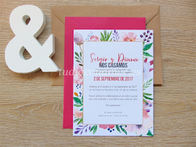 Un diseño perfecto para bodas de primavera, invitación con flores en tonos vivos