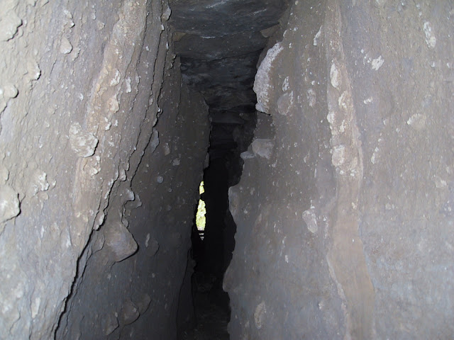 Узкий участок тоннелей Тонкарарин, покрытый камнями