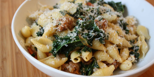 whole wheat pasta, kale, turkey sausage, healthy recipes, healthy pasta recipes, hammer and chisel, 21 day fix recipes, meal plans, hammer and chisel meal plans, autumn calabrese, sagi kaleve, Brenda Ajay, home fitness, challenge group