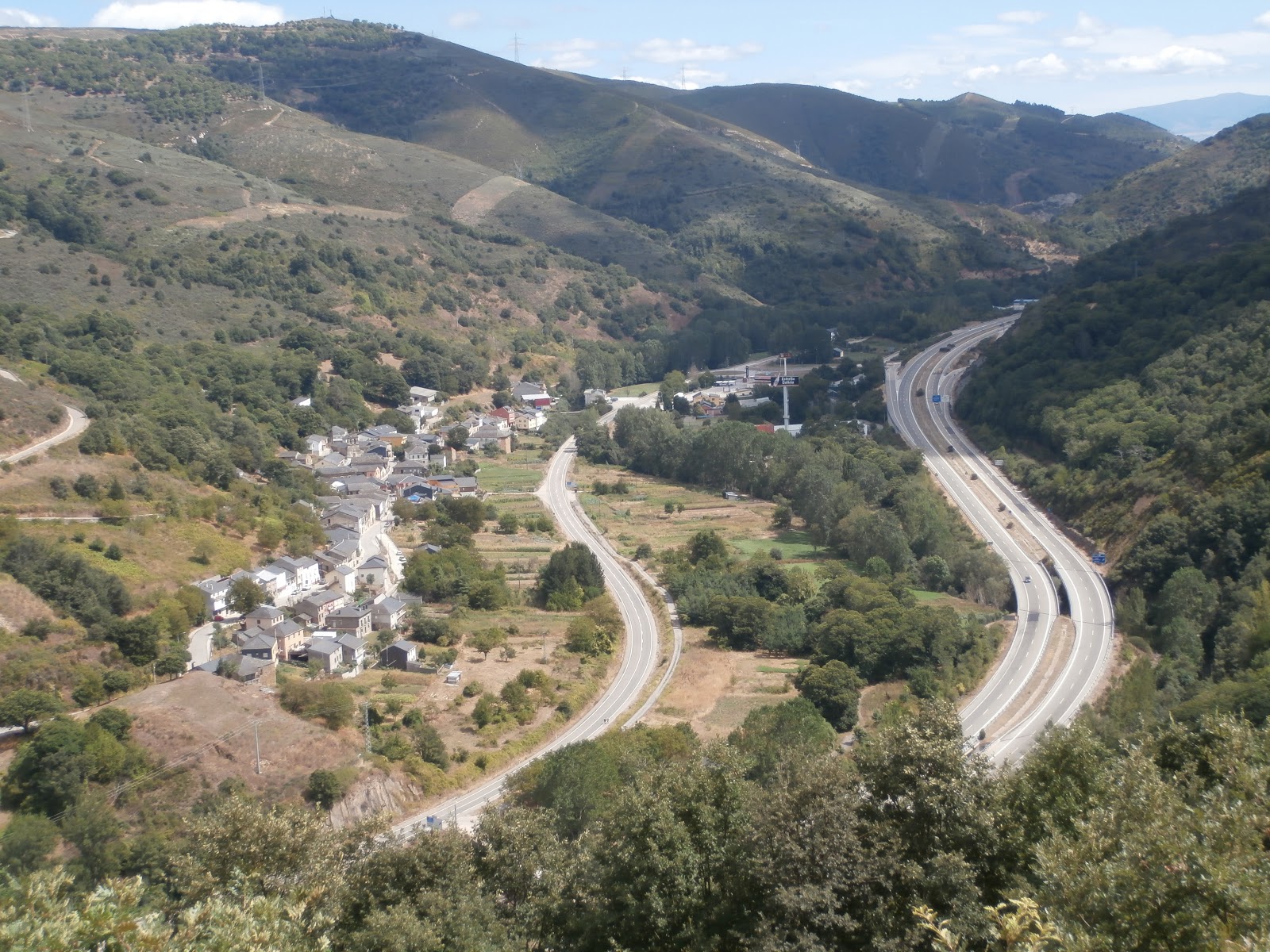 imagen de la N6 y la autovía a su paso por Trabadelo