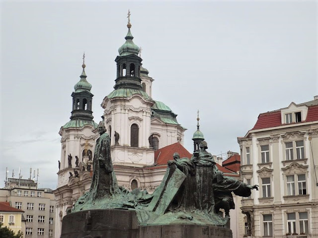 gruppo scultoreo nella Piazza della Città Vecchia a praga