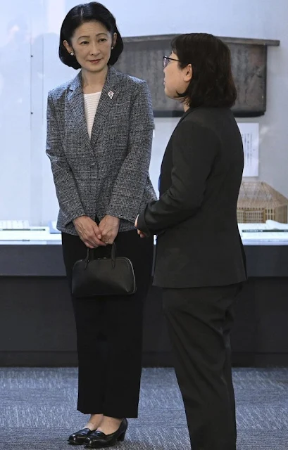 Japanese Crown Princess Kiko wore a gray blazer and black trousers. Japan Anti-Tuberculosis Association