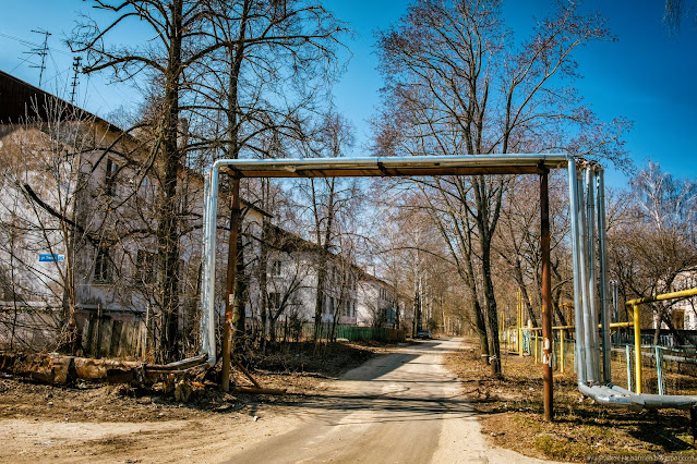 Дорога вдоль жилых двухэтажных домов