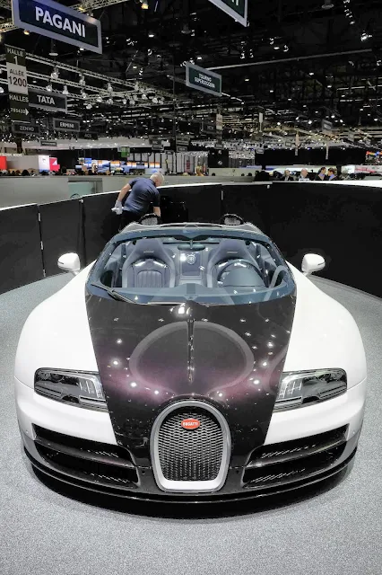 Bugatti Veyron / AutosMk