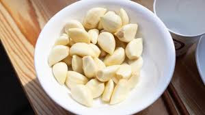 Eat a clove of raw garlic on an empty stomach to survive cold and cough in Corona atmosphere!