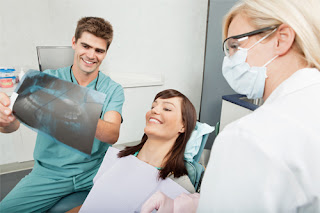 Bác sĩ sẽ trao đổi với bệnh nhân các thông tin cần thiết trước khi tiến hành niềng răng