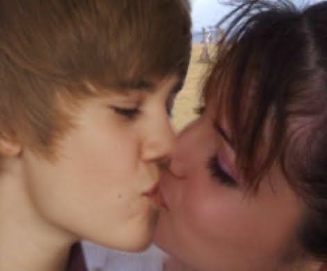 selena gomez and justin bieber kissing on the lips. selena gomez and justin bieber