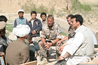 Samtale med landsbyboere i Afghanistan