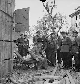 Winston Churchill sentándose en la silla de Hitler en 1945