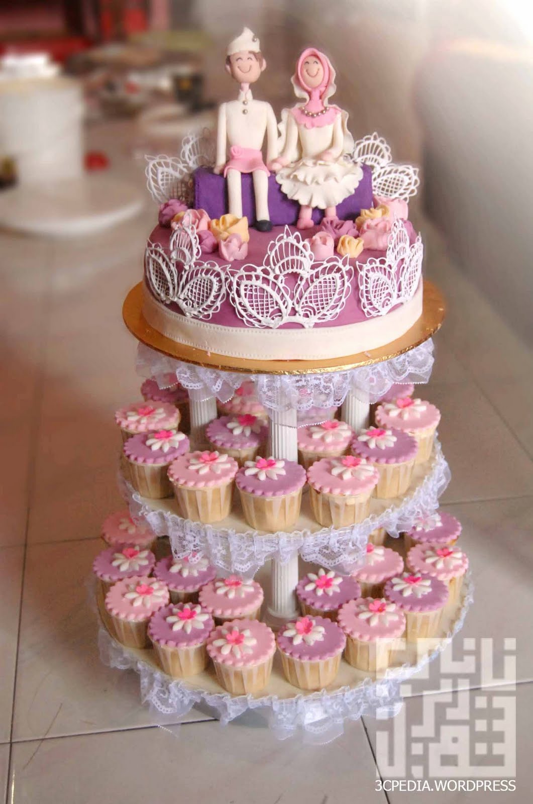 3Cpedia Wedding  cake  with 2 tiers cupcakes Jun 2011 