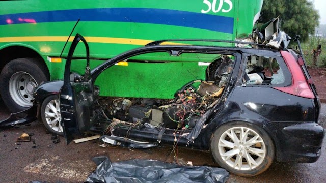 Motorista morre ao bater com automóvel na traseira de ônibus no jardim Tropical