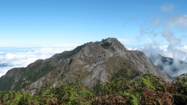 Menjelajah Eksotisnya Binaiya, Gunung Tertinggi di Provinsi Maluku