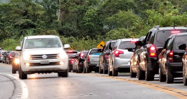 ESTRADAS: Farol baixo durante o dia passa a ser obrigatório em rodovias brasileiras