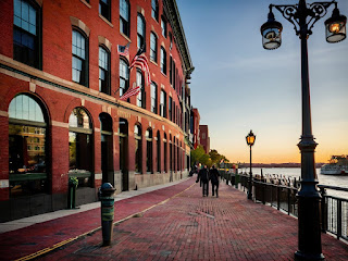A collage capturing Boston's allure – Freedom Trail, USS Constitution Museum, North End's culinary delights, and Back Bay's elegant boutiques. Explore the city's rich history and vibrant neighborhoods like a pro