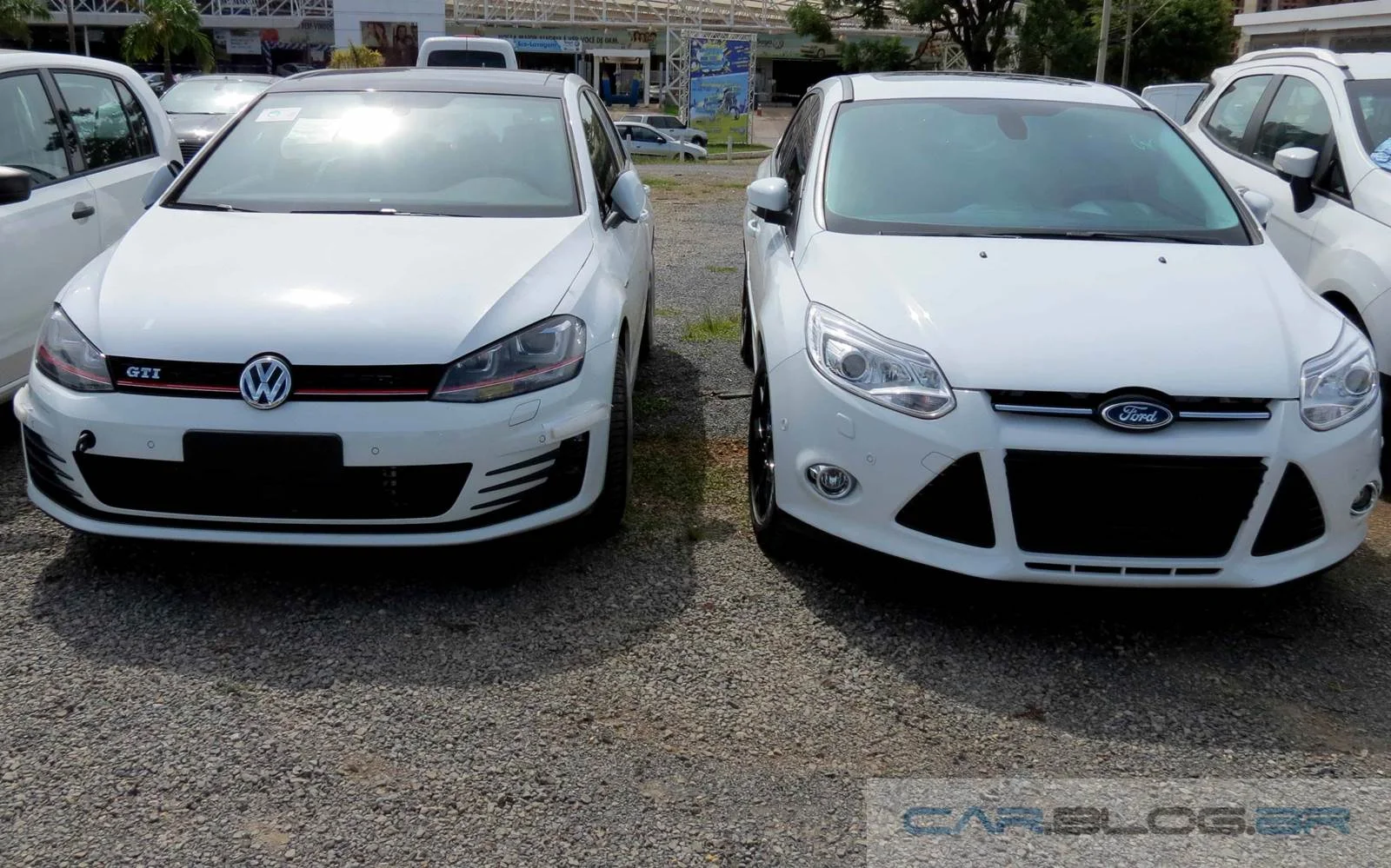 VW Golf GTI 2015 x Ford Focus Titanium - frente