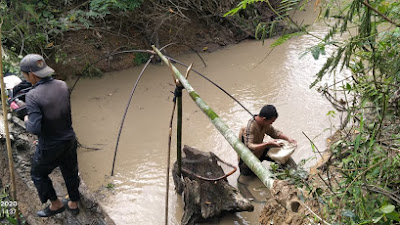  Inilah Keseruan Warga Talang Ipuh Menangkap Ikan di Sungai Tudakan