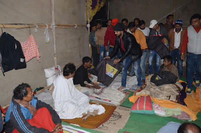 Khesari Lal Yadav distributed blankets among poor -  Photo 3