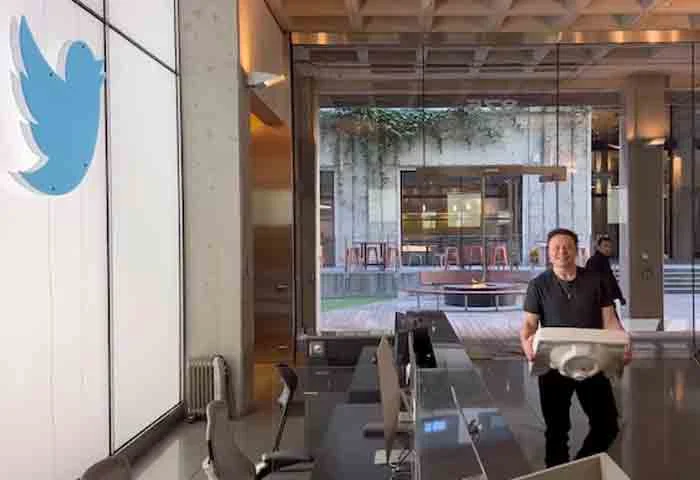 USA, America, News, Twitter, Video, Viral, Social-Media, VIDEO: Elon Musk enters Twitter HQ carrying a bathroom sink.