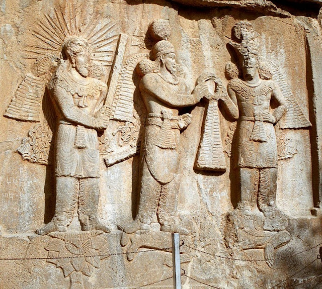 Митра (слева) в инвеститурной скульптуре 4-го века в Так-э-Бостан в западном Иране