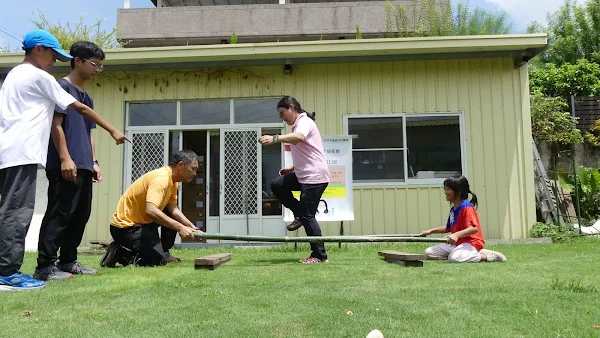 ▲大葉大學休閒系師生教大家玩竹竿舞。（記者林明佑翻攝）