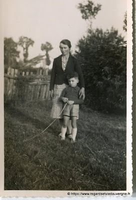 Photo ancienne : maman et enfant.