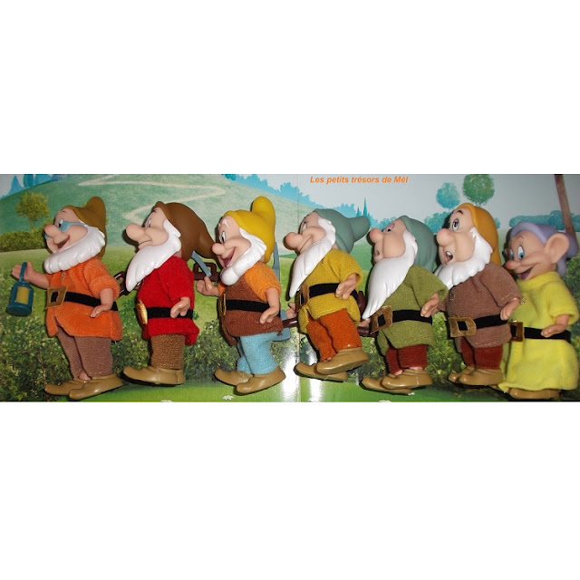 Poupées Disney des sept nains de Blanche-Neige, avec pelles et pioches.