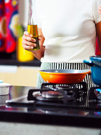 Mujer cocinando en una cocina de gas