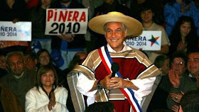 Sebastián Piñera con poncho y sombrero de paja