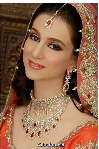   Pakistani Beautiful Bridal Collection - Bridal Makeup And Maang Tikka Jewelry