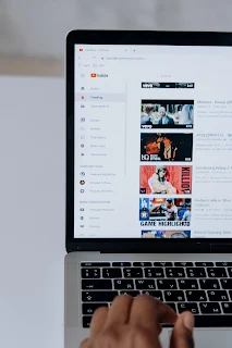 YouTube Shorts merupakan salah satu fitur di YouTube yang bisa dinikmati oleh semua orang. Kalau Anda kerap bermain Instagram, TikTok atau Facebook, pasti tak asing dengan fitur video berdurasi pendek ini karena cara kerjanya yang mirip. Dari fitur ini, Anda dapat menikmati berbagai konten video berdurasi lebih pendek daripada konten video YouTube biasa.   Karena kepraktisannya, tak sedikit influencer yang mulai beralih ke YouTube Shorts untuk menarik audiens baru dan meningkatkan brand-nya. Kalau Anda termasuk salah satu influencer yang ingin memperluas jangkauan audiens channel Anda, tak ada salahnya mencoba fitur YouTube ini.